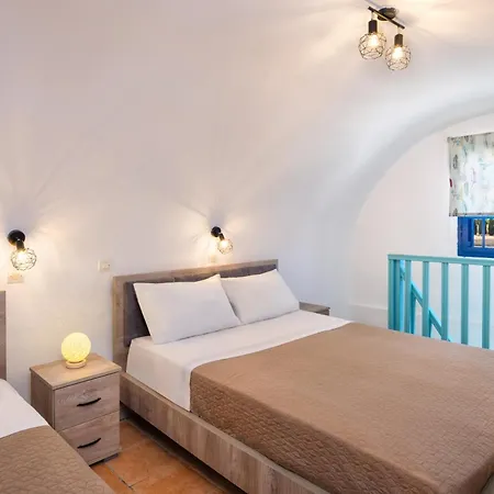 Georgia's Comfort Perivolos (Santorini)
