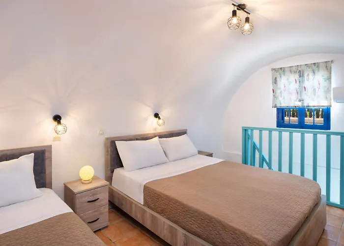 Georgia's Comfort Perivolos (Santorini)